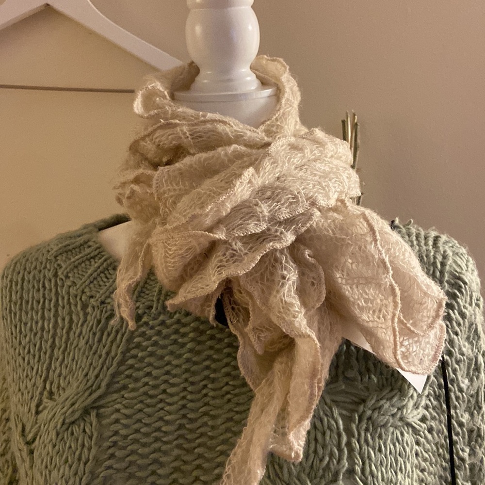 Fall and winter Ruffle Scarf - Picture 2 of 4